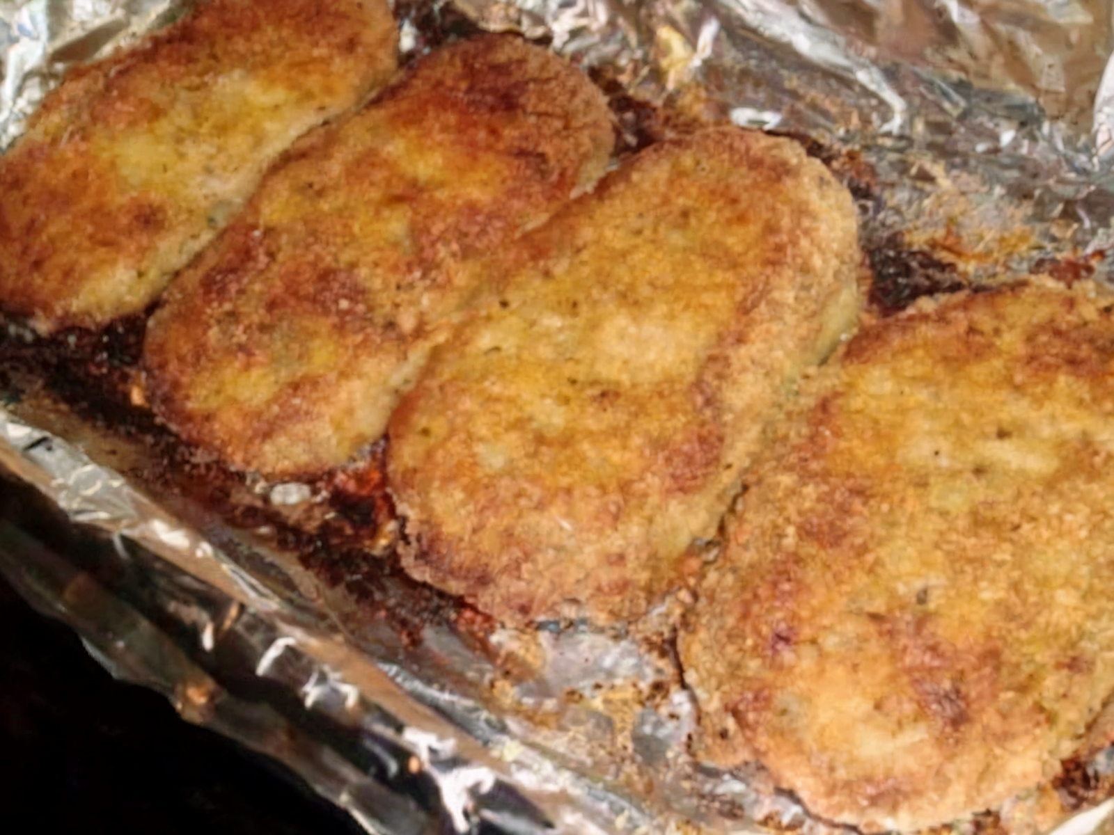 A Rectangular Tray Lined With Aluminum Foil On The Yygczdfls3mogpk Whm Cg Lv41a8lpram36 Eweyaz Q